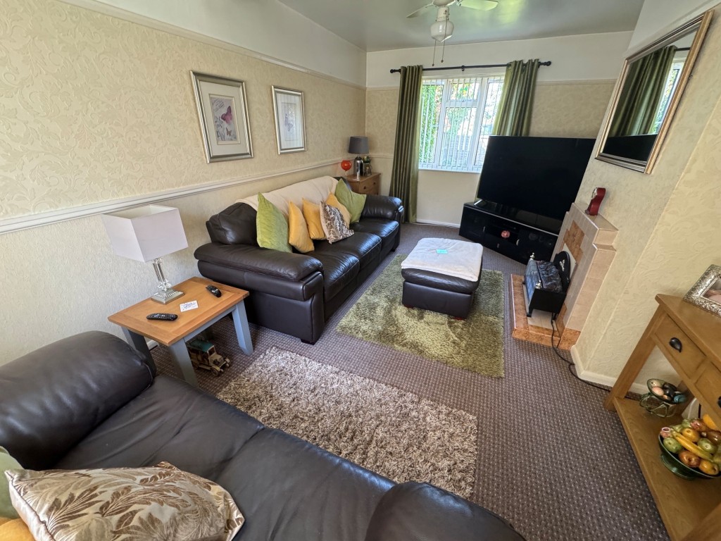 Lot: 151 - THREE-BEDROOM SEMI-DETACHED HOUSE - RESIDENTIAL INVESTMENT - Living room